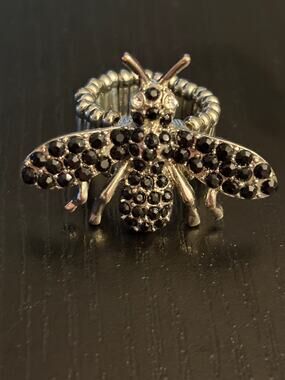 Preowned Bee Ring Black Rhinestone Stretch Band Sz 8